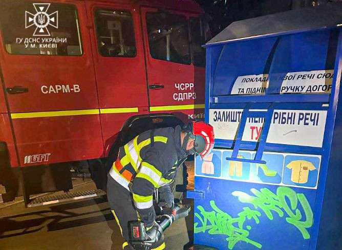 У Києві рятувальники вивільнили дитину із залізної пастки, фото