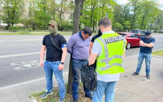 10 тысяч гривен ежемесячно: в Киеве чиновник столичной РГА требовал взятку у руководителя автосервиса
