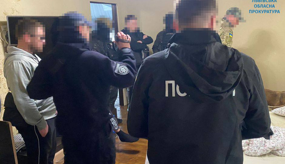 Під виглядом державної допомоги переселенцям викрадали кошти з банківських рахунків: у Львові викрито злочинну організацію