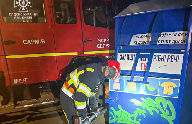 В Киеве спасатели вызволили ребенка из железной ловушки, фото
