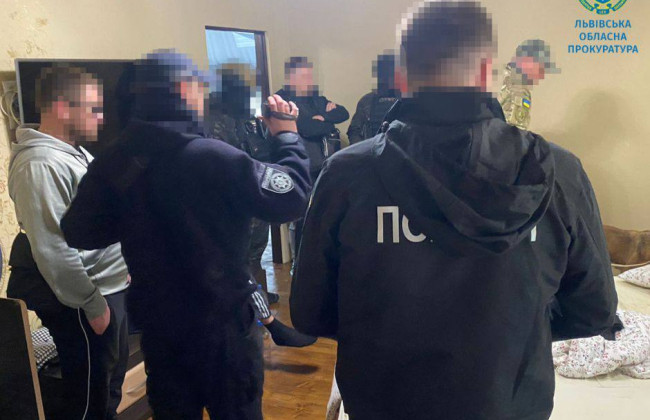 Под видом государственной помощи переселенцам похищали средства с банковских счетов: во Львове разоблачена преступная организация