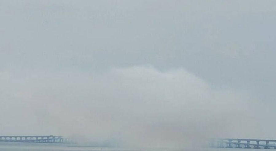 Оккупанты перекрыли Крымский мост, над ним поднимался густой дым: фото и видео