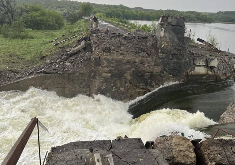 Окупанти зруйнували греблю Карлівського водосховища: три селища під загрозою підтоплення, відео