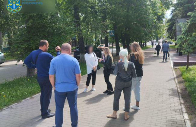 Обіцяла «не докучати» «перевірками»: на Сумщині держінспекторка вимагала у підприємця щомісячну данину