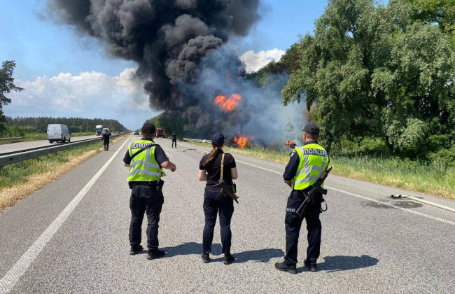 На Киевщине перевернулся бензовоз и мгновенно вспыхнул, фото