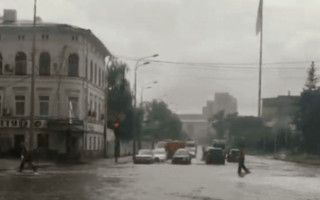 Улицы превратились в реки: Днепр накрыл мощный дождь с градом, видео