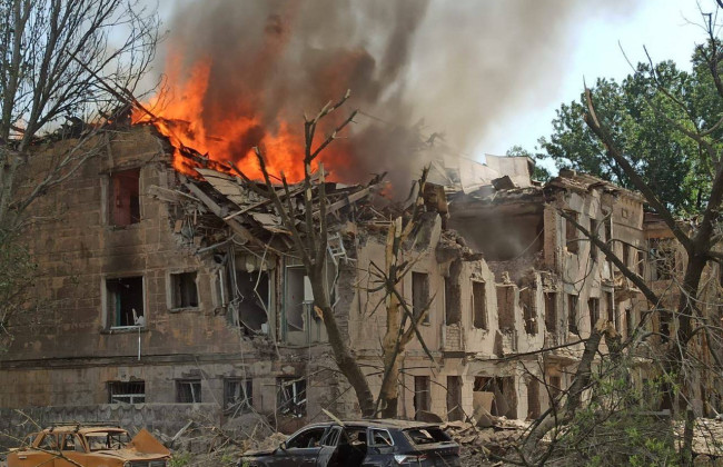 Ракетний удар по поліклініці в Дніпрі: одна людина загинула та 15 поранено, фото і відео