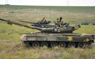 Народні депутати пропонують карати службовим обмеженням або триманням у дисциплінарному батальйоні за порушення правил водіння бойових машин