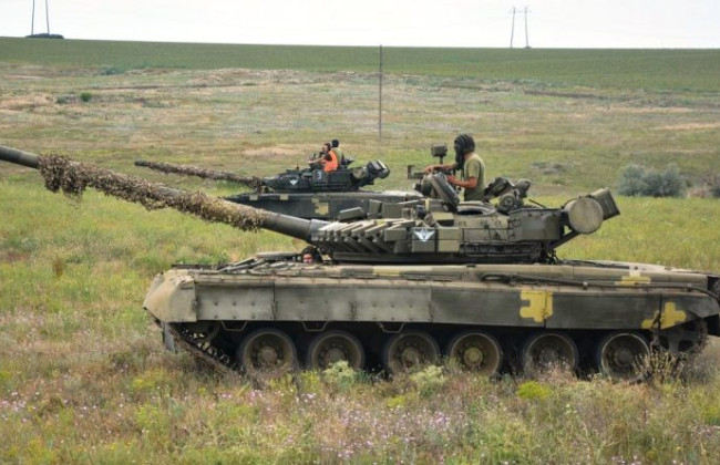 Народні депутати пропонують карати службовим обмеженням або триманням у дисциплінарному батальйоні за порушення правил водіння бойових машин