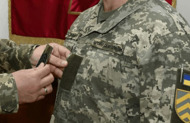 Зеленский подписал закон о возможности во второй раз во время войны вне очереди присваивать воинское звание сержантам и младшим лейтенантам