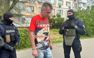 Присылал интимные фото: в Киеве задержали мужчину за развращение школьницы