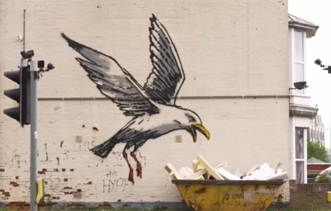 Британские супруги заплатили $250 тысяч, чтобы избавиться от мурала Бэнкси на своем доме