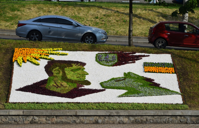 В Киеве появилась цветочная инсталляция, посвященная воину «Да Винчи», фото