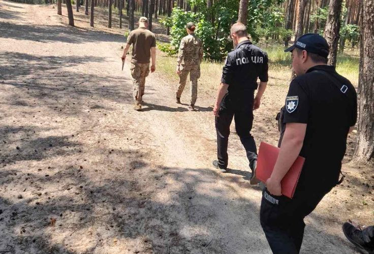 У Києві любителям смажити шашлики у лісі вручили повістки, фото