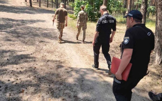 У Києві любителям смажити шашлики у лісі вручили повістки, фото
