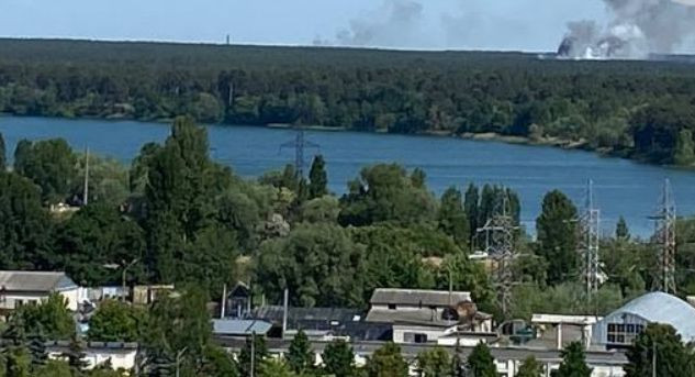 У Києві сталася масштабна пожежа: фото та відео