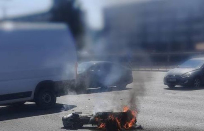 Ракетная атака на Киев: обломки сбитой ракеты упали на проезжую часть, видео