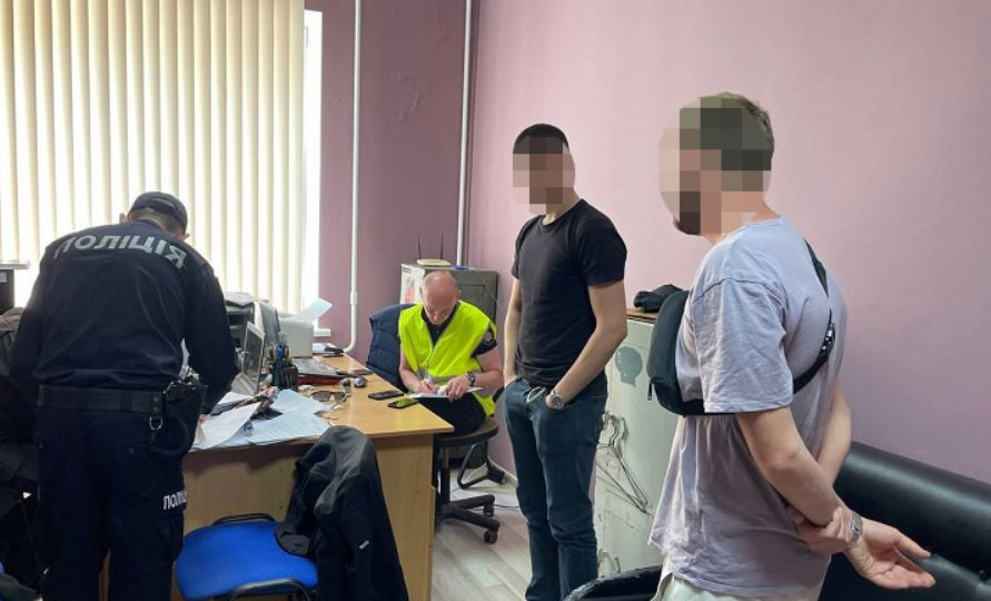У Києві затримали двох хлопців, які знімали роботу ППО: фото