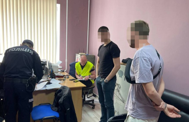 В Киеве задержали двое парней, которые снимали работу ПВО: фото