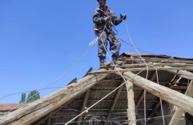 Атака дронами на Київ: завершили перший етап розбирання даху будівлі у Печерському районі