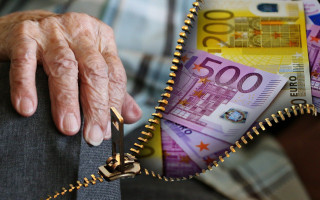Причислят ли к стажу для пенсии в Украине годы работы за границей: разъяснение ПФУ