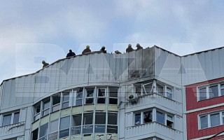 В Москве и области раздаются взрывы из-за атаки дронов: есть попадания в дома, видео