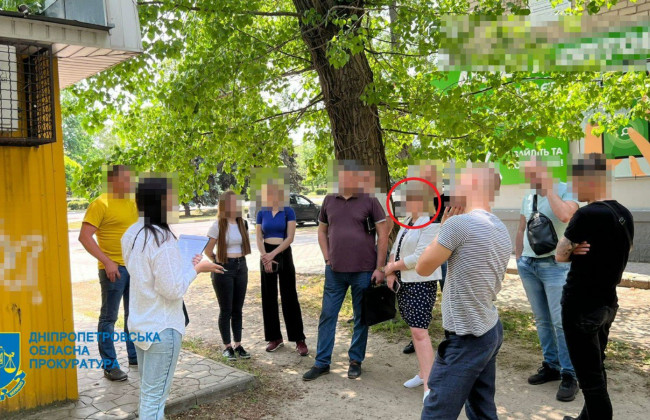 Требовала взятку у волонтера за аренду склада для гуммпомоши: на Днепропетровщине разоблачена начальница управления одного из горсоветов