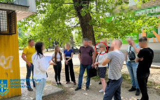 Вимагала хабаря у волонтера за оренду складу для гумдопомоги: на Дніпропетровщині викрито начальницю управління однієї з міськрад