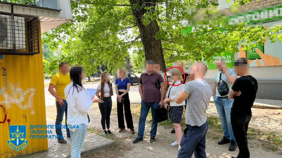 Вимагала хабаря у волонтера за оренду складу для гумдопомоги: на Дніпропетровщині викрито начальницю управління однієї з міськрад