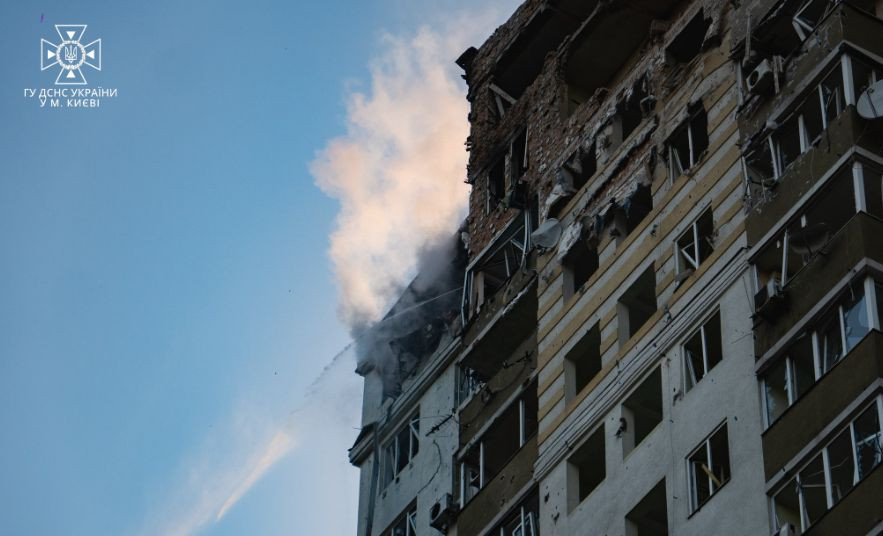Массированная атака дронами на Киев: спасатели показали последствия, фото и видео