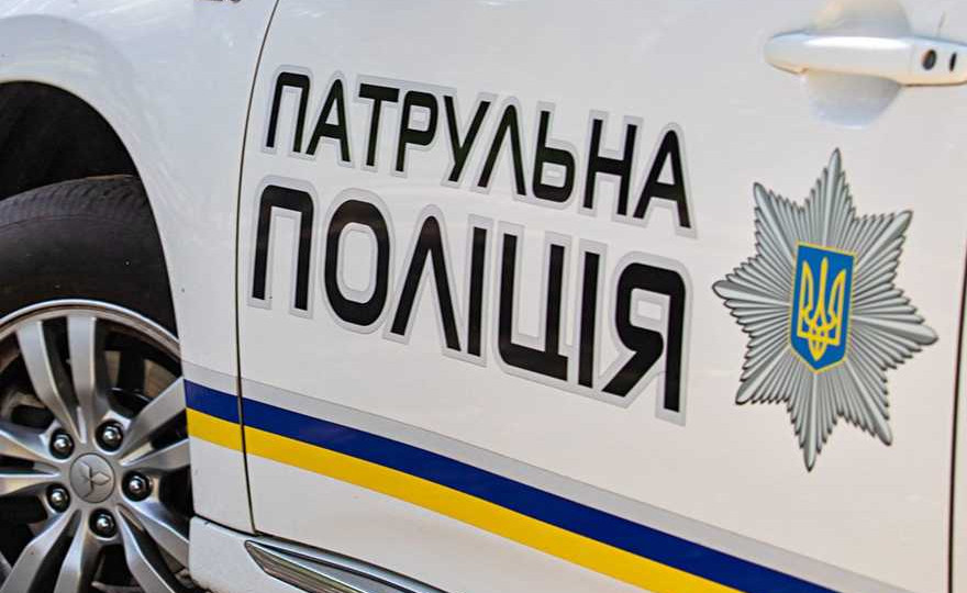 У Києві поліцейські врятували чоловіка, який стрибнув з 10 поверху і застрягнув на висоті 9-го поверху