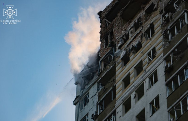Массированная атака дронами на Киев: спасатели показали последствия, фото и видео