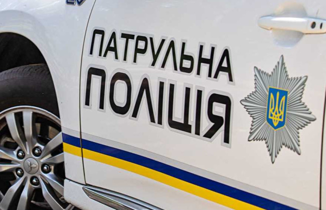 В Киеве полицейские спасли мужчину, который прыгнул с 10 этажа и застрял на высоте 9-го этажа