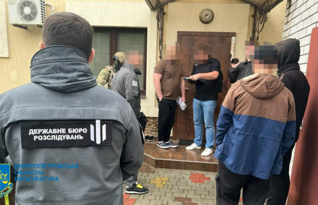 Требовали деньги и угрожали расправой: в Днепре разоблачен полицейский и его брат