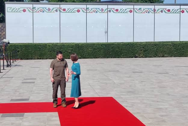 Владимир Зеленский прилетел в Молдову, где встретился с Маей Санду