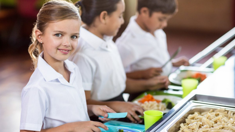 Горячее питание для учащихся 1-4 классов и кейтеринг в детсадах: Правительство приняло два постановления