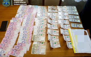 Присвоили почти полмиллиона гривен на ремонте казармы: в Ровно подозревают начальника КЭВ и двух его подельников