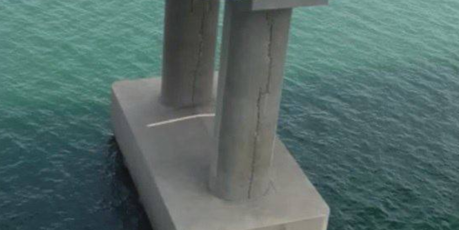На опорах Крымского моста появились трещины: фото