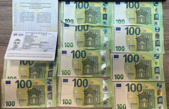 На Буковині чоловік намагався підкупити прикордонників, які виявили, що він користувався чужим паспортом