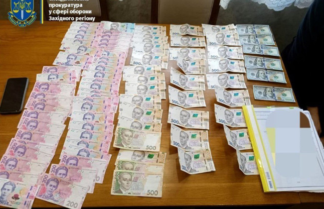 Присвоили почти полмиллиона гривен на ремонте казармы: в Ровно подозревают начальника КЭВ и двух его подельников