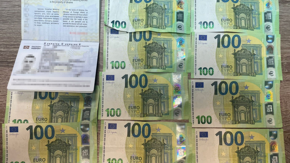 На Буковині чоловік намагався підкупити прикордонників, які виявили, що він користувався чужим паспортом