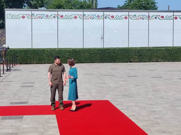 Володимир Зеленський прилетів до Молдови, де зустрівся с Маєю Санду