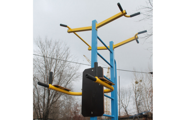 Коммунальщики убрали тренажер со «спортивной» остановке на Шулявке в Киеве