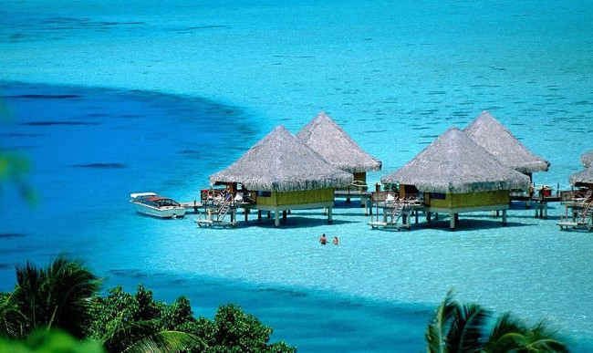 Нельзя фотографироваться голыми на фоне священных зданий и грубить властям в соцсетях: на Бали ввели ограничения для туристов