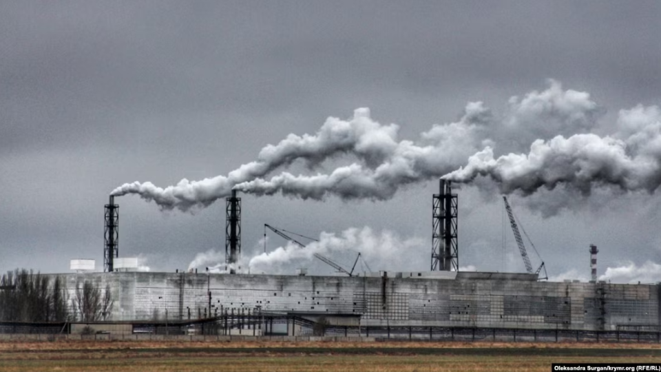 Окупанти мінують завод «Кримський Титан»: отруйна хмара може «накрити» Україну, Туреччину та рф