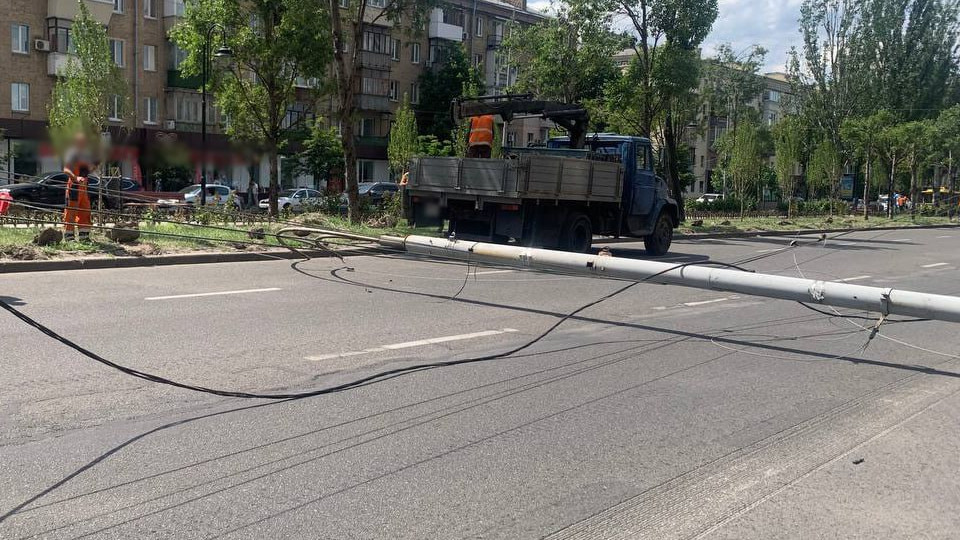 У Києві через падіння електроопори тимчасово перекрито рух на бульварі Лесі Українки