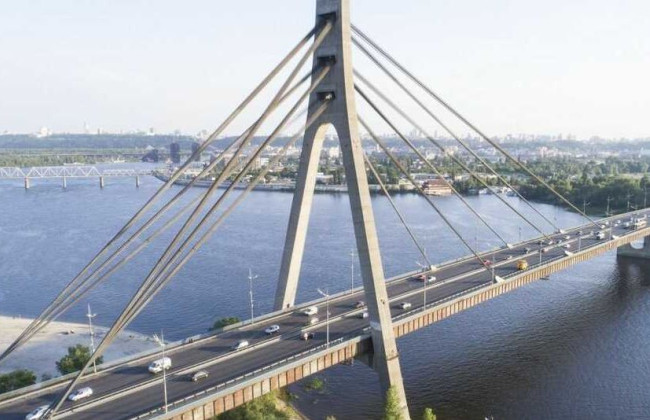 В Киеве на Северном мосту частично ограничат движение транспорта: когда и почему