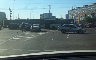 У Києві на Дарницькій площі сталася серйозна ДТП: фото