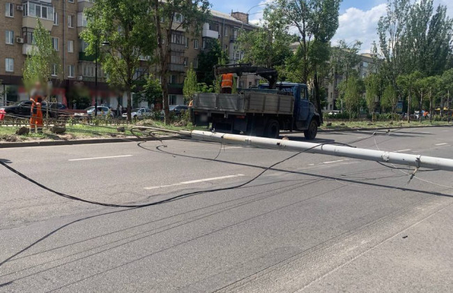 В Киеве из-за падения электроопоры временно перекрыто движение на бульваре Леси Украинки