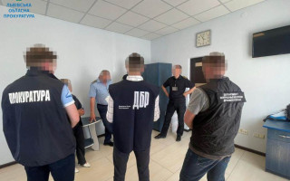 На Львівщині інспектори митного поста незаконно оформили нульове розмитнення для 41 авта